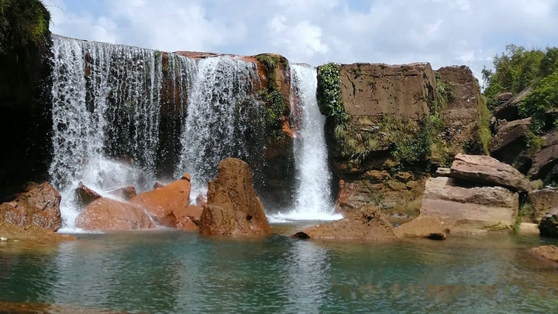 Meghalaya Adventure: Root Bridges, Caves & the Umngot River, 6 Days
